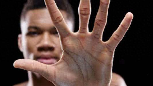 NBA六大长手怪,字母哥手掌比脸大,隆多名副其实的大手怪