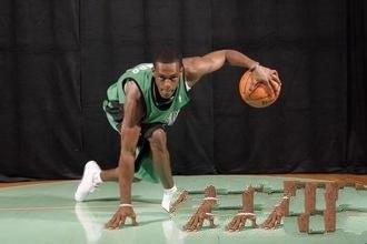 NBA六大长手怪,字母哥手掌比脸大,隆多名副其实的大手怪