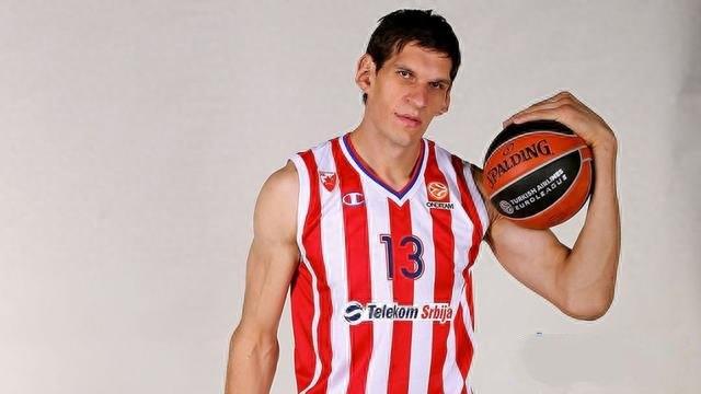 NBA六大长手怪,字母哥手掌比脸大,隆多名副其实的大手怪