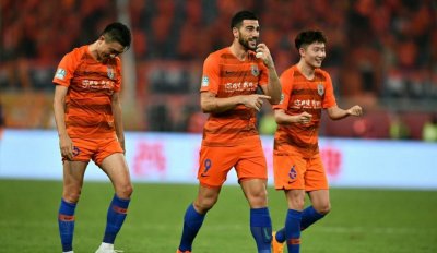 ​鲁能2-1加时胜国安！4万球迷陷入疯狂，球迷：谢谢佩嫂离开中国