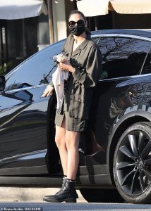 ​三胎妈妈“神奇女侠”盖尔·加朵生活照，腿长肤美似少女