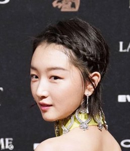 周冬雨亮相台湾金马奖红毯大秀美背 惠英红获得最佳女主角