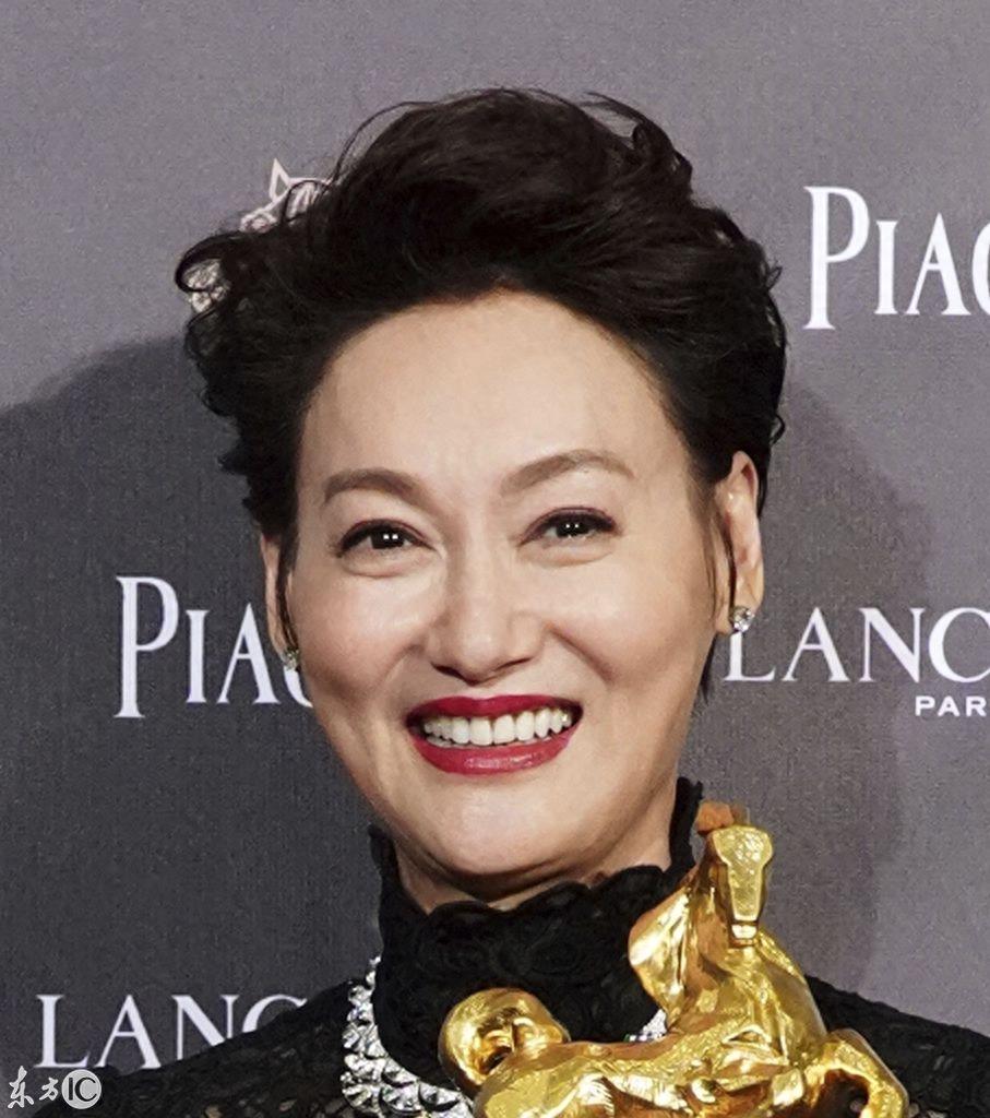 周冬雨亮相台湾金马奖红毯大秀美背 惠英红获得最佳女主角