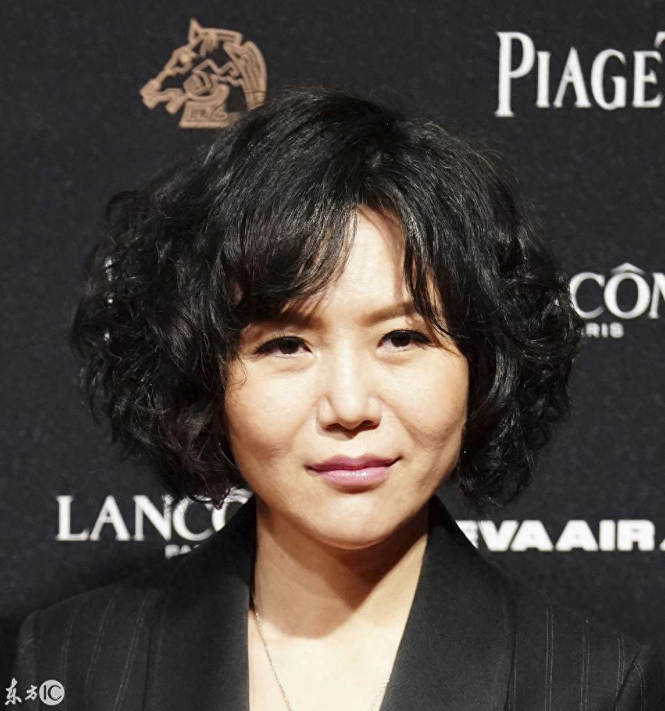 周冬雨亮相台湾金马奖红毯大秀美背 惠英红获得最佳女主角
