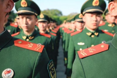 ​武警上海总队今天举行新兵授衔仪式