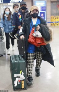 ​李晟一家三口现身机场 李佳航抱着儿子父爱满满