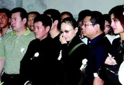 ​2005年，高秀敏追悼会上众星云集，赵本山低着头若有所思