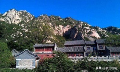 ​龙泉寺，位于北京海淀区西北边，景点有迎客松、金龙桥、古银杏树