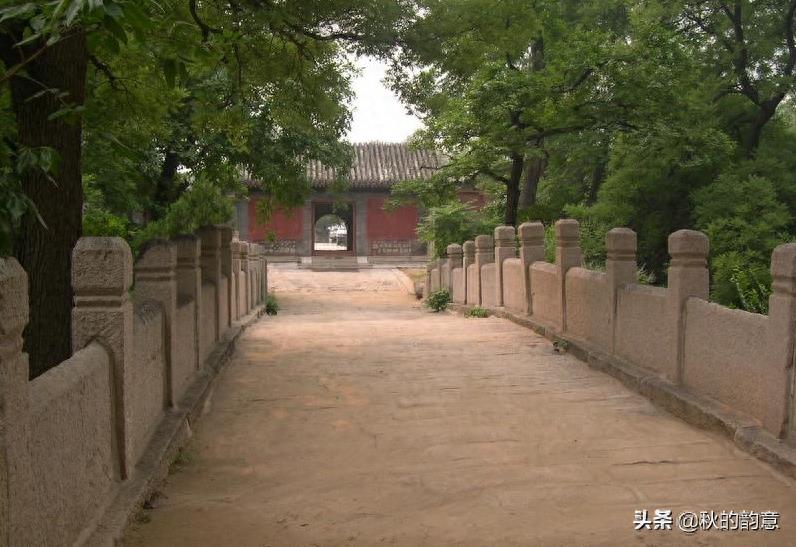 龙泉寺，位于北京海淀区西北边，景点有迎客松、金龙桥、古银杏树