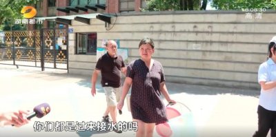 水管渗漏,小区突然停水!抢修后水压仍偏低,600多户居民只能拿桶提水…啥时