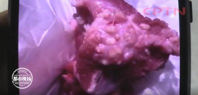 ​猪肉竟然长满了“疙瘩脓包”！女子切开肉之后：被吓到