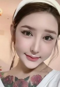 ​“桃花宝宝”迷恋整容，八年花费上百万，嘴歪眼斜额头出现大坑