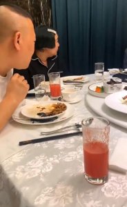 ​郭德纲携妻子王慧参加饭局，夫唱妇随恩爱十足，身边还有爱徒相陪