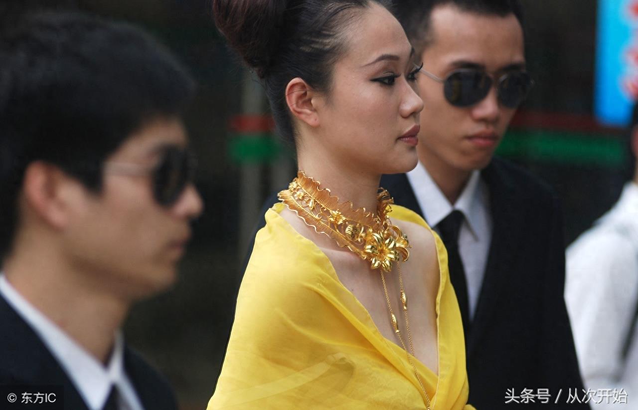 一件黄金内衣单套售价400万元,女孩表示将来有钱也要买件穿穿