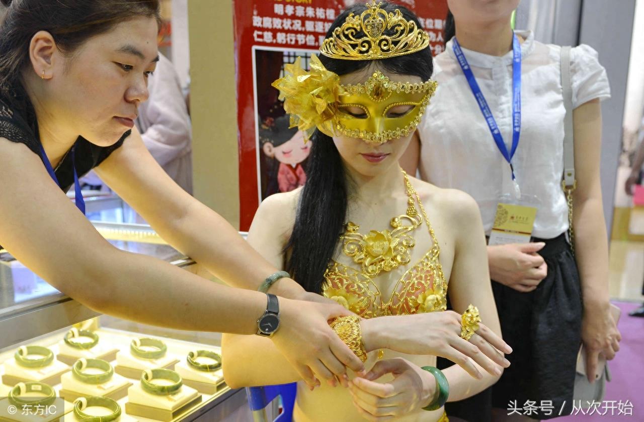 一件黄金内衣单套售价400万元,女孩表示将来有钱也要买件穿穿