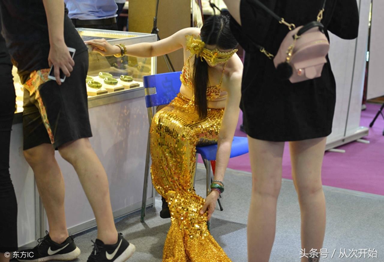 一件黄金内衣单套售价400万元,女孩表示将来有钱也要买件穿穿