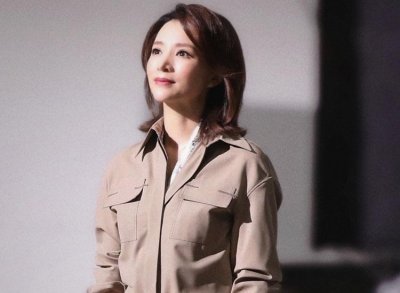 ​47岁董卿罕见丸子头，身穿条纹衬衣黑裤子，看起来很青春少女