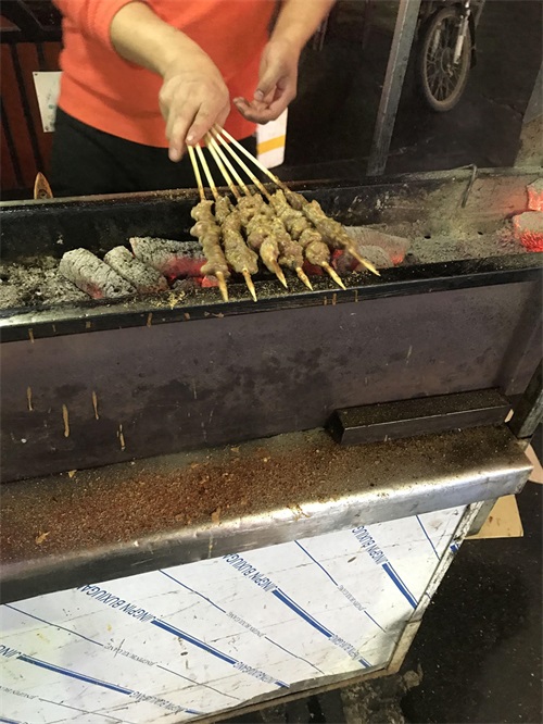 白领辞职卖羊肉串，一天4小时挣2千！