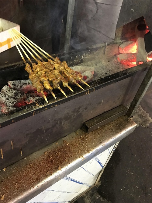 白领辞职卖羊肉串，一天4小时挣2千！