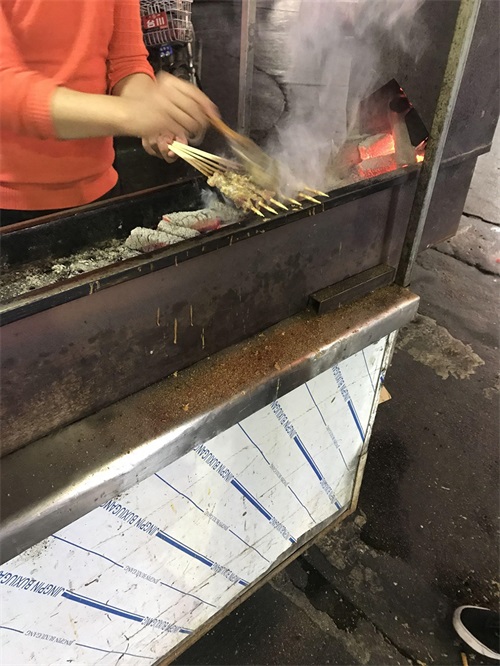 白领辞职卖羊肉串，一天4小时挣2千！