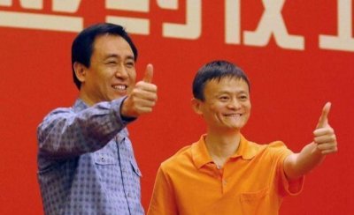 ​许家印陪父亲回老家探亲，给每户村民发3000元！妻子罕见公开亮相