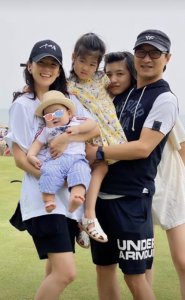 ​章子怡一家五口齐亮相！小儿子首曝光胖乎乎快抱不住，正脸更像妈