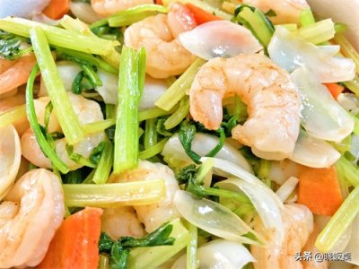 ​西芹百合炒虾仁这么做比饭店还好吃，口感脆爽，味道鲜美，太香了