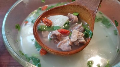 ​羊肉汤怎样熬才乳白鲜美不腥不膻？三个小技巧轻松搞定