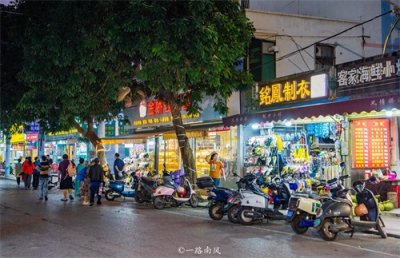 ​北海这条街道走红了，晚上游人如织，很多人来品尝美食
