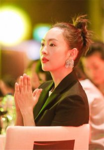 ​童瑶长得像章子怡，但是比她更清纯，打扮也更胜一筹