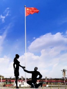 ​关于家里红旗不倒，外面彩旗飘飘这句话的分析