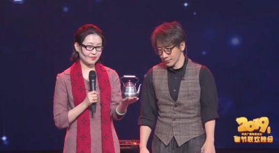 ​刘谦回应春晚换壶：”下跪事件“是无稽之谈，有一幕是扬我国威