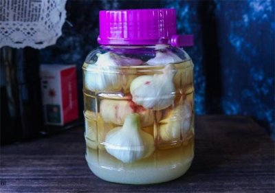​咸蒜的正宗腌制方法，比例配方全部告诉你，久放不易坏