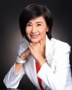 ​主持人吴小莉：嫁大25岁丈夫，被求婚三次才答应，如今怎么样了？
