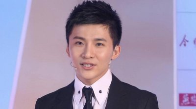 ​26岁成央视主持人，32岁从8楼一跃而下，边策有怎样的人生经历？