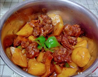 ​鸭腿炖土豆的家常做法，鸭肉咸香入味，土豆软面好吃，孩子很爱吃