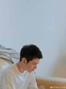 ​191009 王源凌晨更博自拍一张 来自源哥的晚安叮嘱