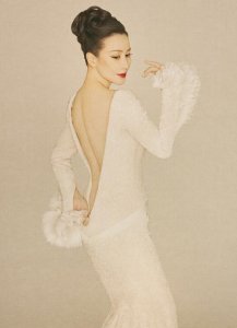​美如画！51岁刘嘉玲晒写真露玉背