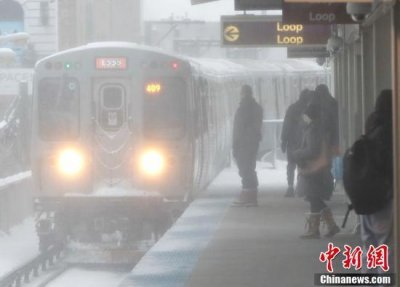 ​芝加哥遭暴风雪侵袭 深厚积雪导致交通受阻