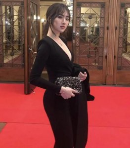 ​华为老总的小女儿火了！穿开叉裙秒杀全场，被称为：最美千金
