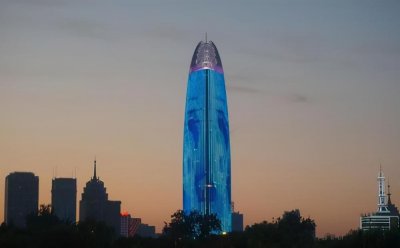 ​济南一建筑，建造时遭多方吐槽，后称为泉城之根，网友吐槽辣眼睛