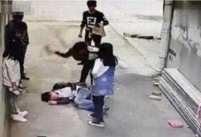 ​14岁初中生当着全班的面，持刀砍中同班同学的脖子，致其死亡