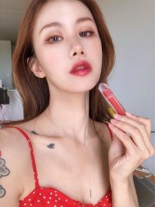 ​口红和唇釉里选哪个？相信我，选唇釉，四个重点告你为什么