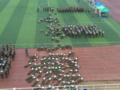 ​郑州一高校军训教官提奇葩要求：背贴A4纸，女生要扎马尾辫