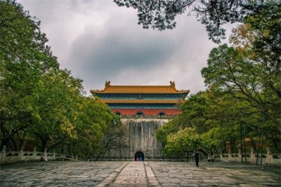 ​明孝陵占地面积达170余万平方米，是中国规模最大的帝王陵寝之一