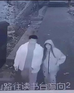 ​野外风流代价大，公园不是法外地，防火防盗还要防奸！