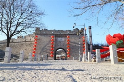 ​北京的一座古城，装扮得红红火火，年味十足，适合拍照，还免费