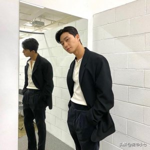 ​出道10年成大势，朴叙俊邀来金智媛庆贺，三流之路粉丝喜极而泣