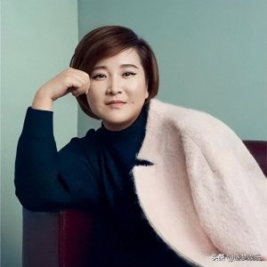 ​43岁喜剧女王贾玲的秘密：被传隐婚六年，与年轻7岁丈夫生活甜蜜