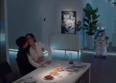 ​袭胸、摸腿、强吻，娱乐圈的假戏真做毁了多少女演员的清白?